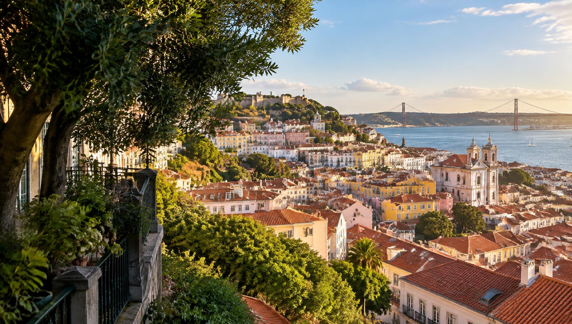 Vista dos telhados de Lisboa, do rio Tejo e da Ponte 25 de Abril ao sol